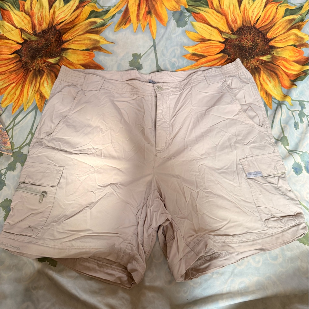 Columbia Men's Light Tan Cargo Shorts